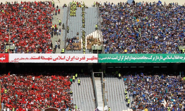 Mens FIFA-sjefen så kamp med iranske fotballtopper, ble 35 kvinner arrestert på vei inn på stadion